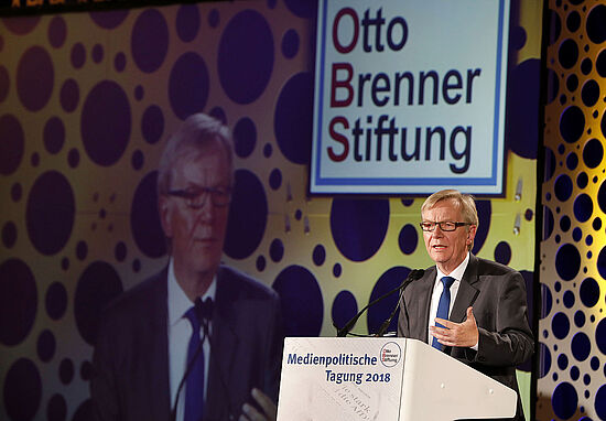 Bernd Gäbler präsentiert die Ergebnisse und Thesen seiner OBS-Publikation „AfD und Medien“.