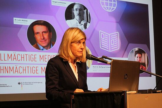 Podiumsvortrag bei der Veranstaltung in Weimar Prof. Dr. Jutta Emes bei der Veranstaltung in Weimar