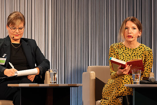 Zum Abschluss der Jahrestagung las Autorin Marlen Hobrack aus ihrem aktuellen Roman „Schrödingers Grrrl“.