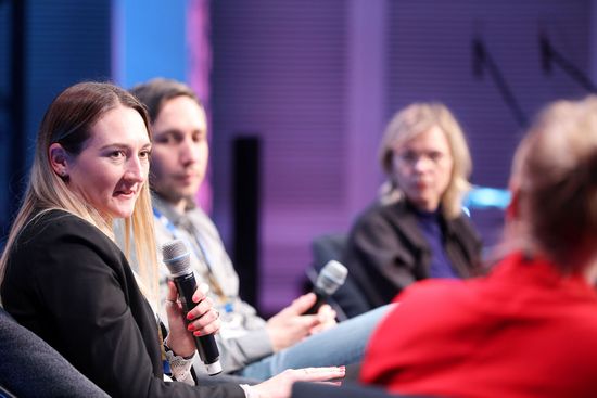 Stephanie Holtz (Junge IG Metall) und OBS-Autor Maik Fielitz auf dem Podium mit Eva Berendsen (Bildungsstätte Anne Frank) und Moderatorin Nadine Lindner. Stephanie Holtz (Junge IG Metall) und OBS-Autor Maik Fielitz auf dem Podium mit Eva Berendsen (Bildungsstätte Anne Frank) und Moderatorin Nadine Lindner.