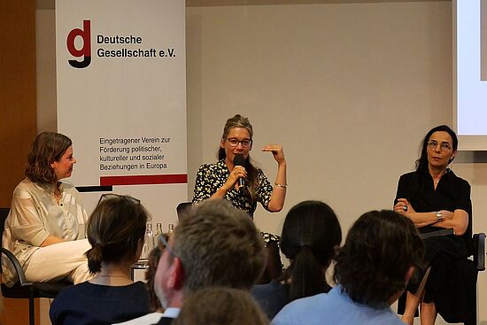 Dr. Mandy Tröger, Medien- und Kommunikationswissenschaftlerin, Journalistin Dr. Mandy Tröger, Medien- und Kommunikationswissenschaftlerin, Journalistin