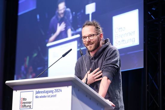 Arne Semsrott, FragDenStaat Arne Semsrott hält einen Impulsvortrag zu seinem Buch „Machtübernahme: Was passiert, wenn Rechtsextremisten regieren / Eine Anleitung zum Widerstand“