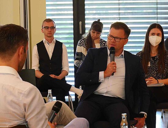 Carsten Schneider im Gespräch bei der Veranstaltung in Schwerin Carsten Schneider im Gespräch bei der Veranstaltung in Schwerin