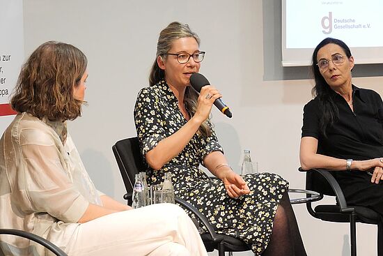 Dr. Mandy Tröger, Medien- und Kommunikationswissenschaftlerin, Journalistin Dr. Mandy Tröger, Medien- und Kommunikationswissenschaftlerin, Journalistin