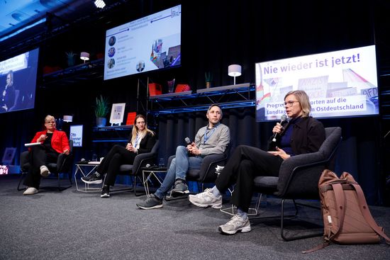 Panel 1: Auf dem Podium Stephanie Holtz (Junge IG Metall), OBS-Autor Maik Fielitz, Eva Berendsen (Bildungsstätte Anne Frank) und Moderatorin Nadine Lindner (Deutschlandradio). Panel 1: Auf dem Podium Stephanie Holtz (Junge IG Metall), OBS-Autor Maik Fielitz, Eva Berendsen (Bildungsstätte Anne Frank) und Moderatorin Nadine Lindner (Deutschlandradio).