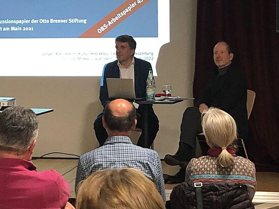 Podiumsvortrag Prof. Dr. Mükke und Jürgen Kleindienst bei der Veranstaltung in Lauenstein Podiumsvortrag Prof. Dr. Mükke und Jürgen Kleindienst bei der Veranstaltung in Lauenstein