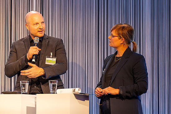 Moderatorin Nadine Lindner im Gespräch mit dem Autor Michael Kraske.
