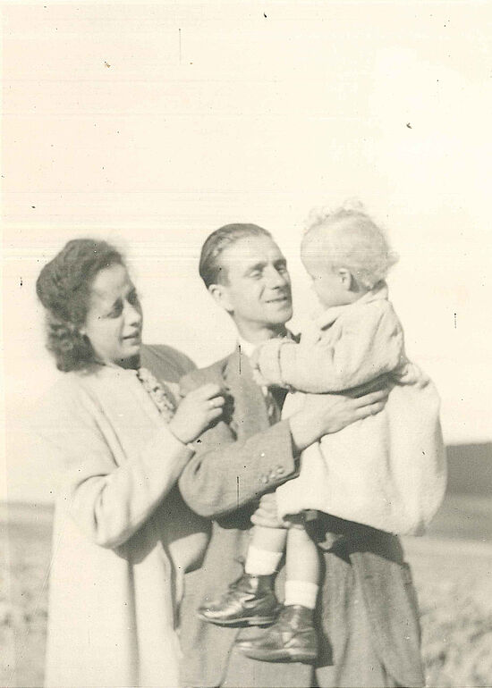 Otto Brenner mit seiner Frau Martha und Tocheter Heike. 1944