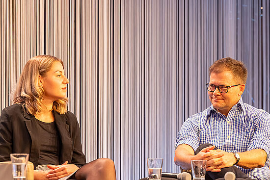 Lisa Neubert, Jugend- und Auszubildendenvertreterin bei VW Zwickau, diskutiert mit Carsten Schneider, Beauftragter der Bundesregierung für Ostdeutschland.