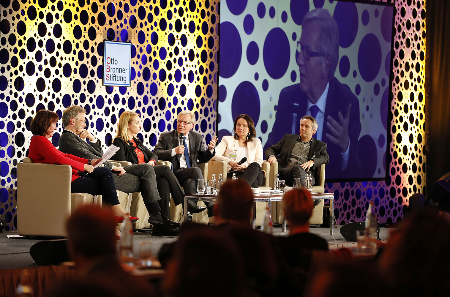 Teilnehmer der Podiumsdiskussion der medienpolitischen Tagung 2018 v.l.n.r.: Sonia Seymour Mikich, Volker Weiß, Melanie Amman, Bernd Gäbler, Karin Dohr und Frank Decker.
