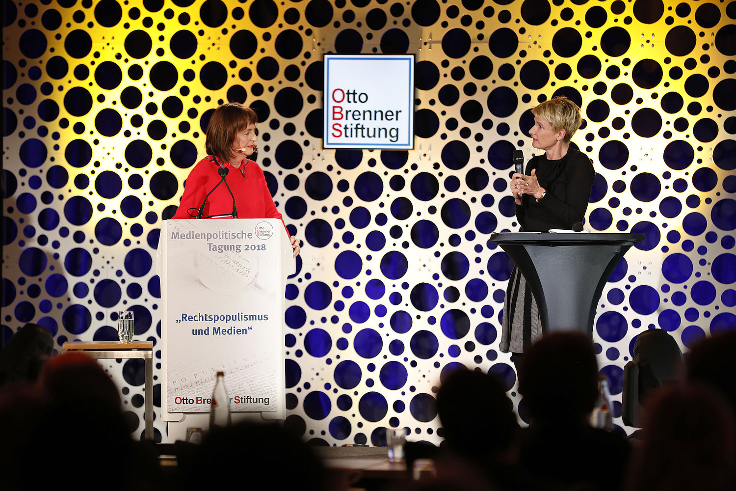 Cornelia Berger wird von Sonia Seymour Mikich zu Schlussfolgerungen für den medialen Umgang mit der AfD interviewt.