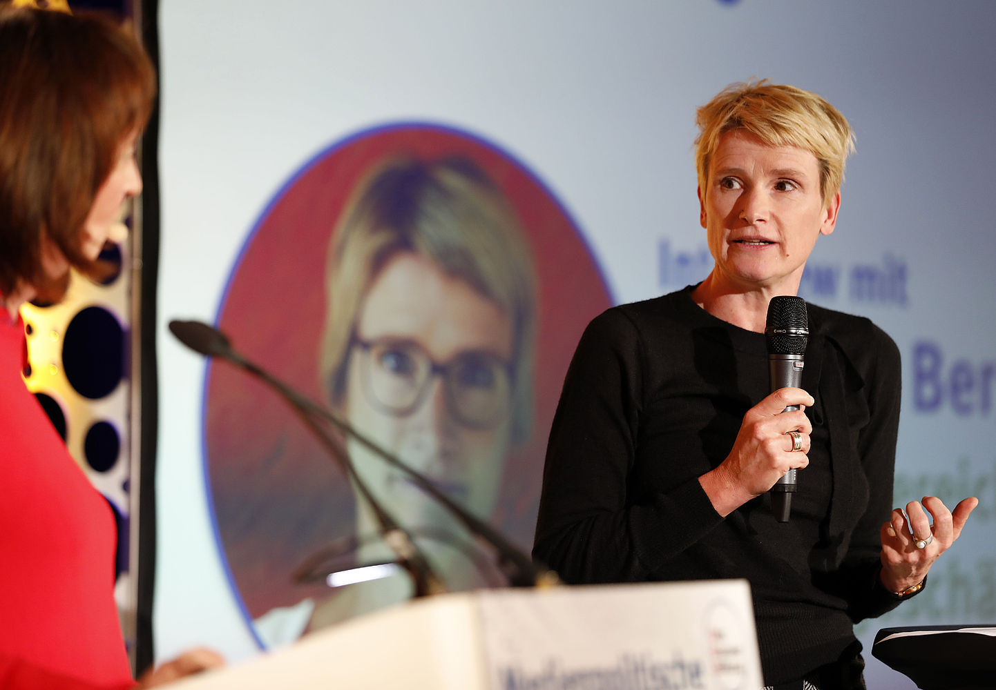 Cornelia Berger, Bundesgeschäftsführerin der dju in ver.di, im Interview mit Sonia Seymour Mikich auf der medienpolitischen Tagung 2018.