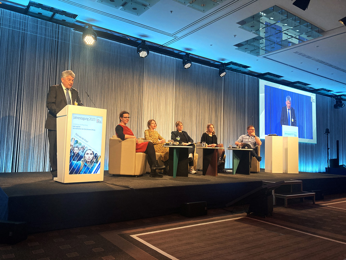 OBS-Geschäftsführer Jupp Legrand begrüßt die Teilnehmenden und die Podiumsgäste.