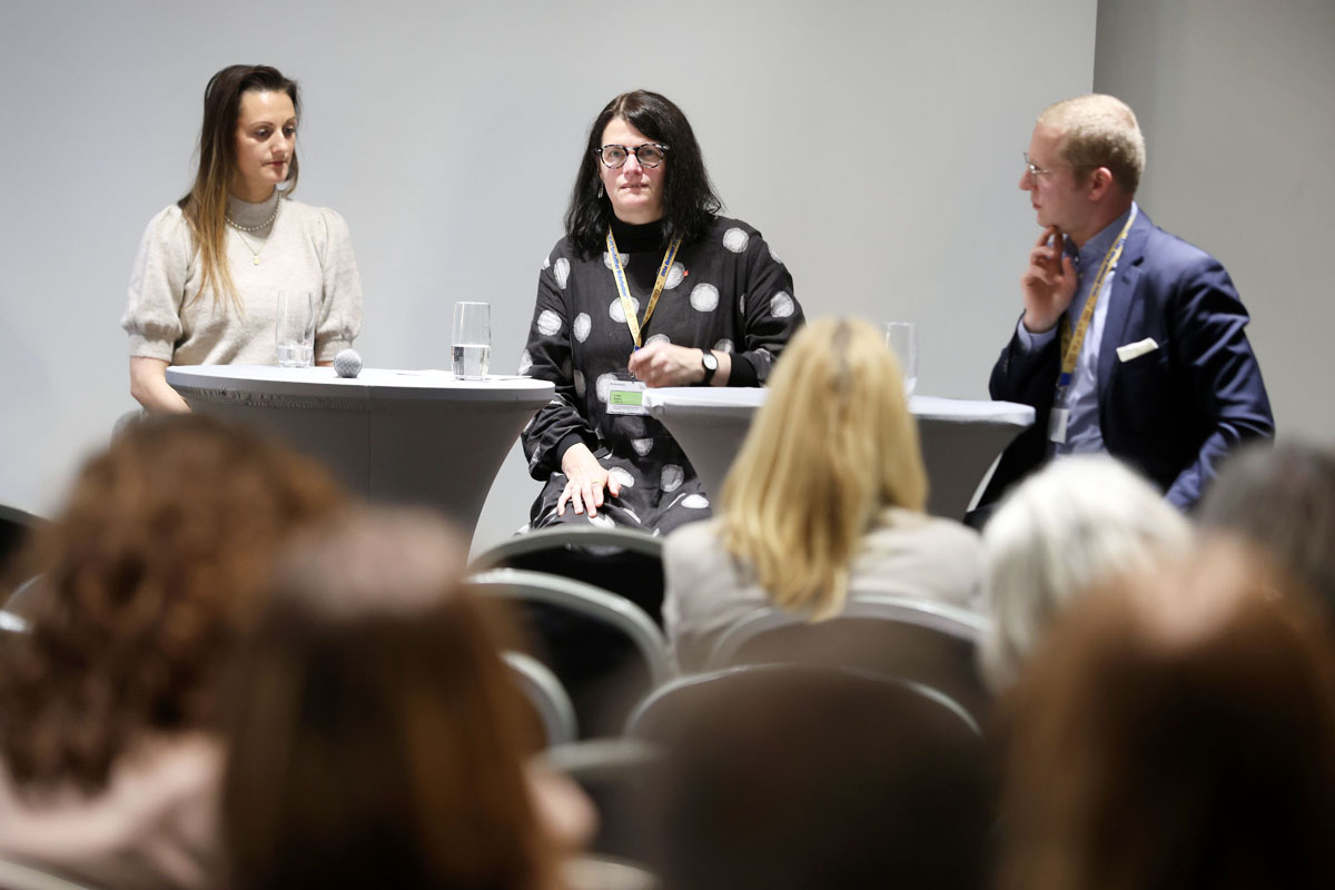 Panel 2: Kristin Oder, stv. Betriebsratsvorsitzende von VW Sachsen, Chaja Boebel (IG Metall Ressort Grundsatzfragen und Gesellschaftspolitik) und Johannes Kiess (Else-Frenkel-Brunswik-Institut EFBI) auf dem Podium.