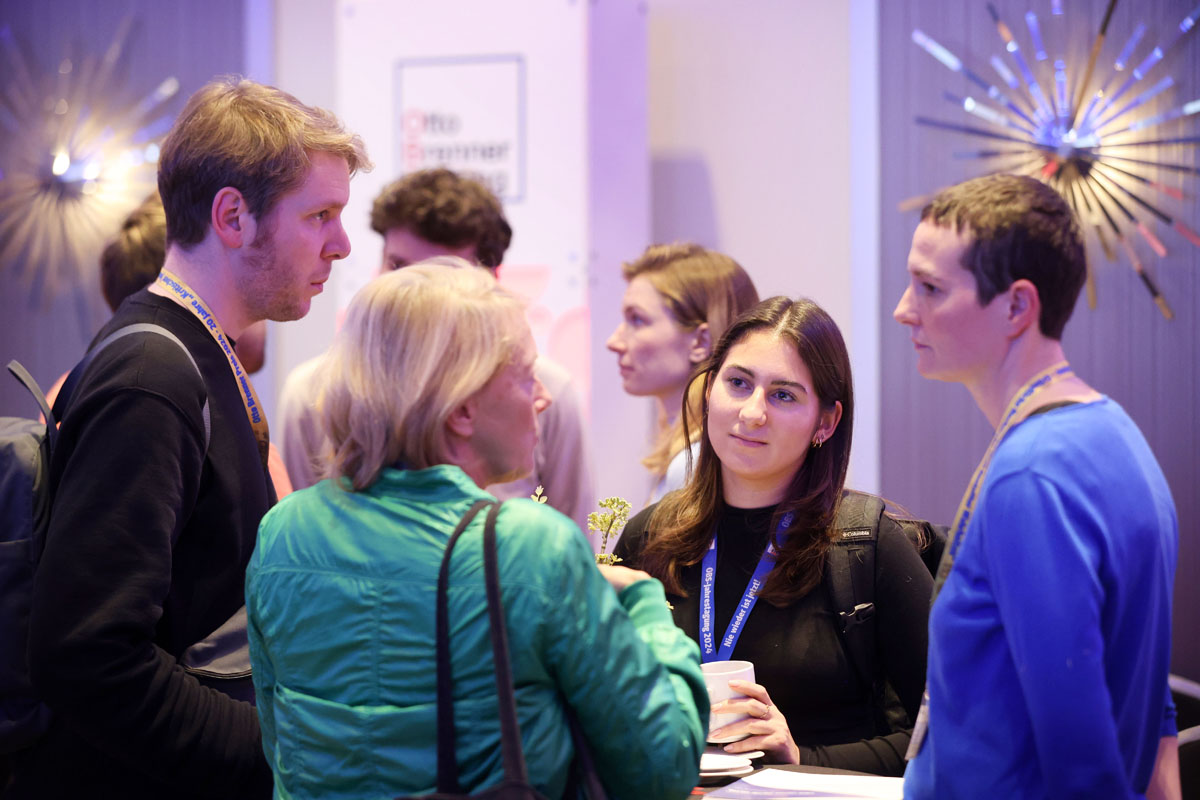 Teilnehmer*innen im Gespräch nach der Jahrestagung