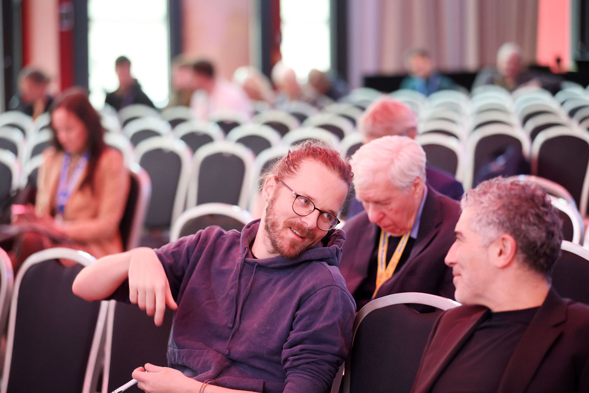 Can Gülcü und Arne Semsrott im Austausch.