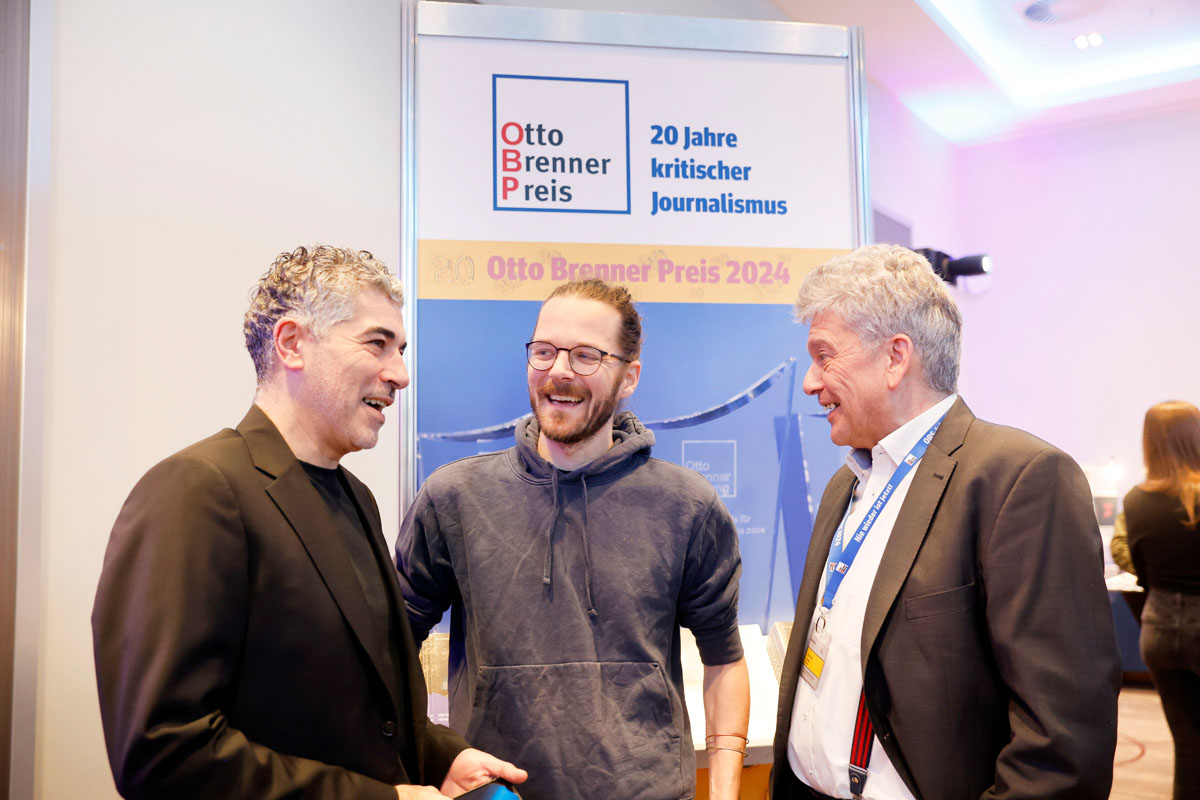 Can Gülcü, neuer Geschäftsführer der Otto Brenner Stiftung, beim Vorgespräch mit Jupp Legrand, Geschäftsführer der OBS, und Arne Semsrott von FragDenStaat.