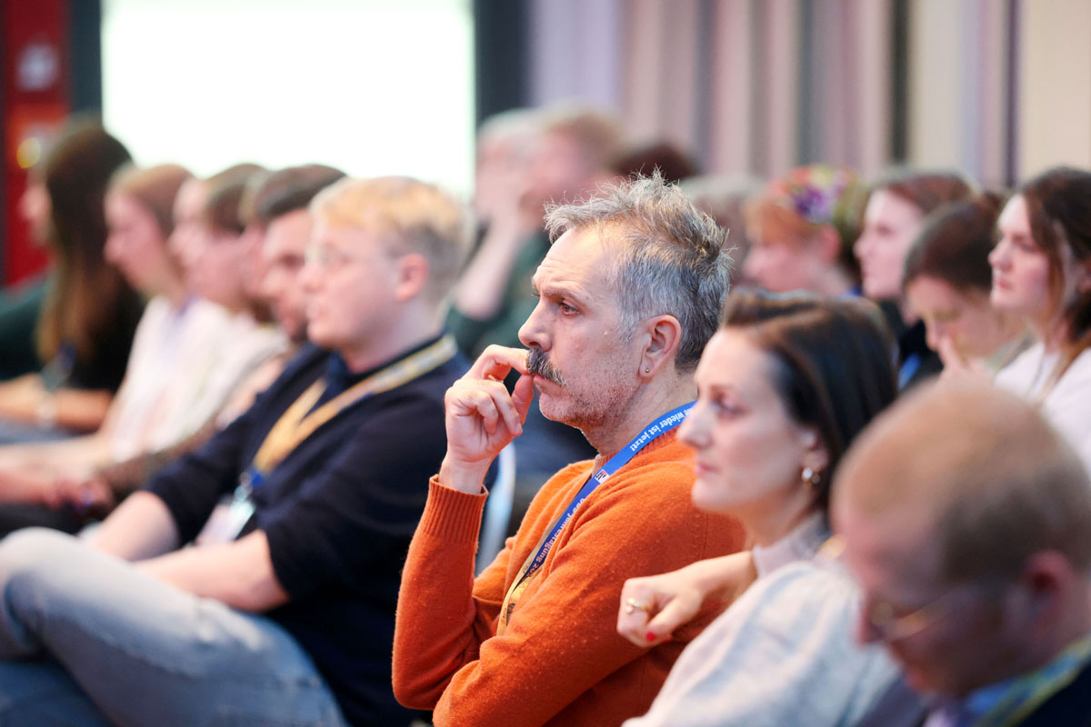 Das Publikum der Jahrestagung hört gespannt zu.