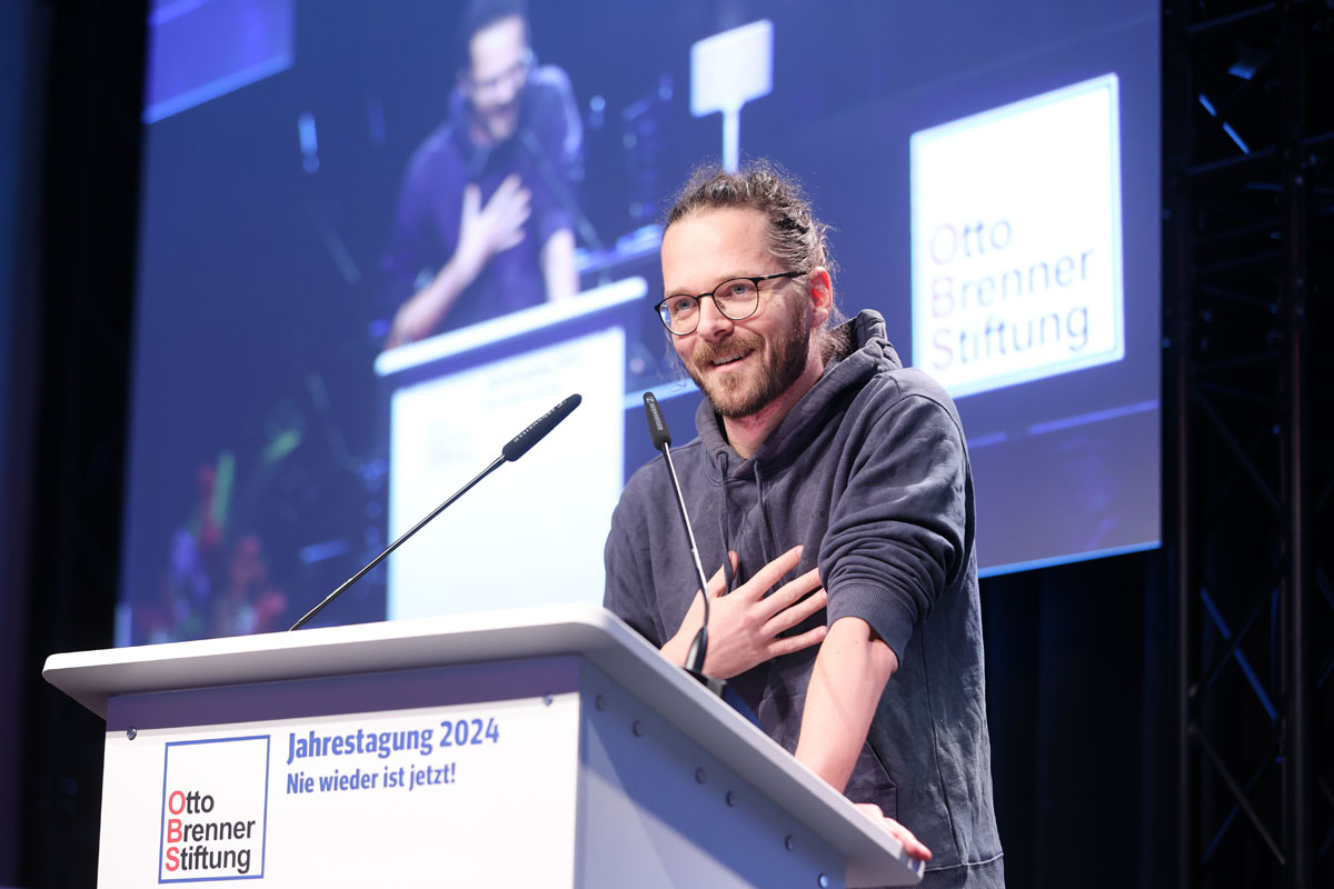 Arne Semsrott hält einen Impulsvortrag zu seinem Buch „Machtübernahme: Was passiert, wenn Rechtsextremisten regieren / Eine Anleitung zum Widerstand“