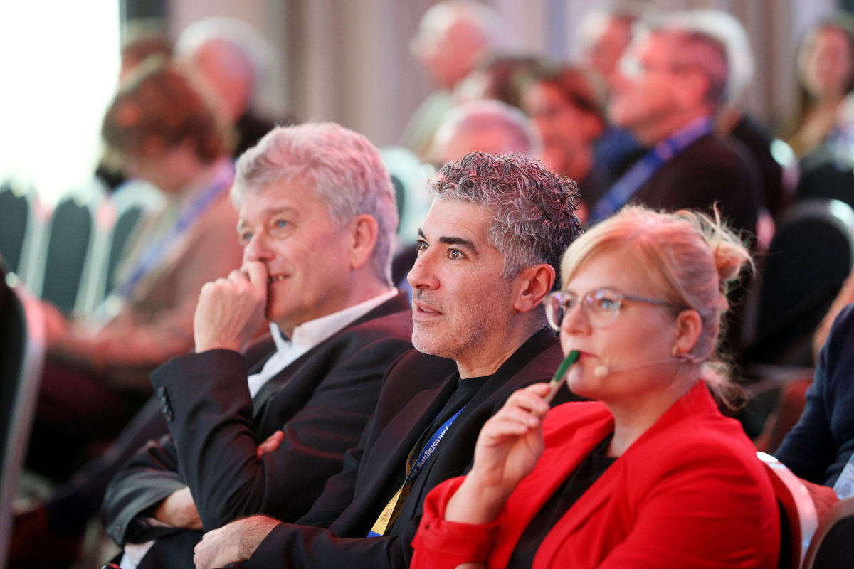 Die Geschäftsführer der OBS Jupp Legrand und Can Gülcü neben der Moderatorin Nadine Lindner (Deutschlandradio) im Publikum.