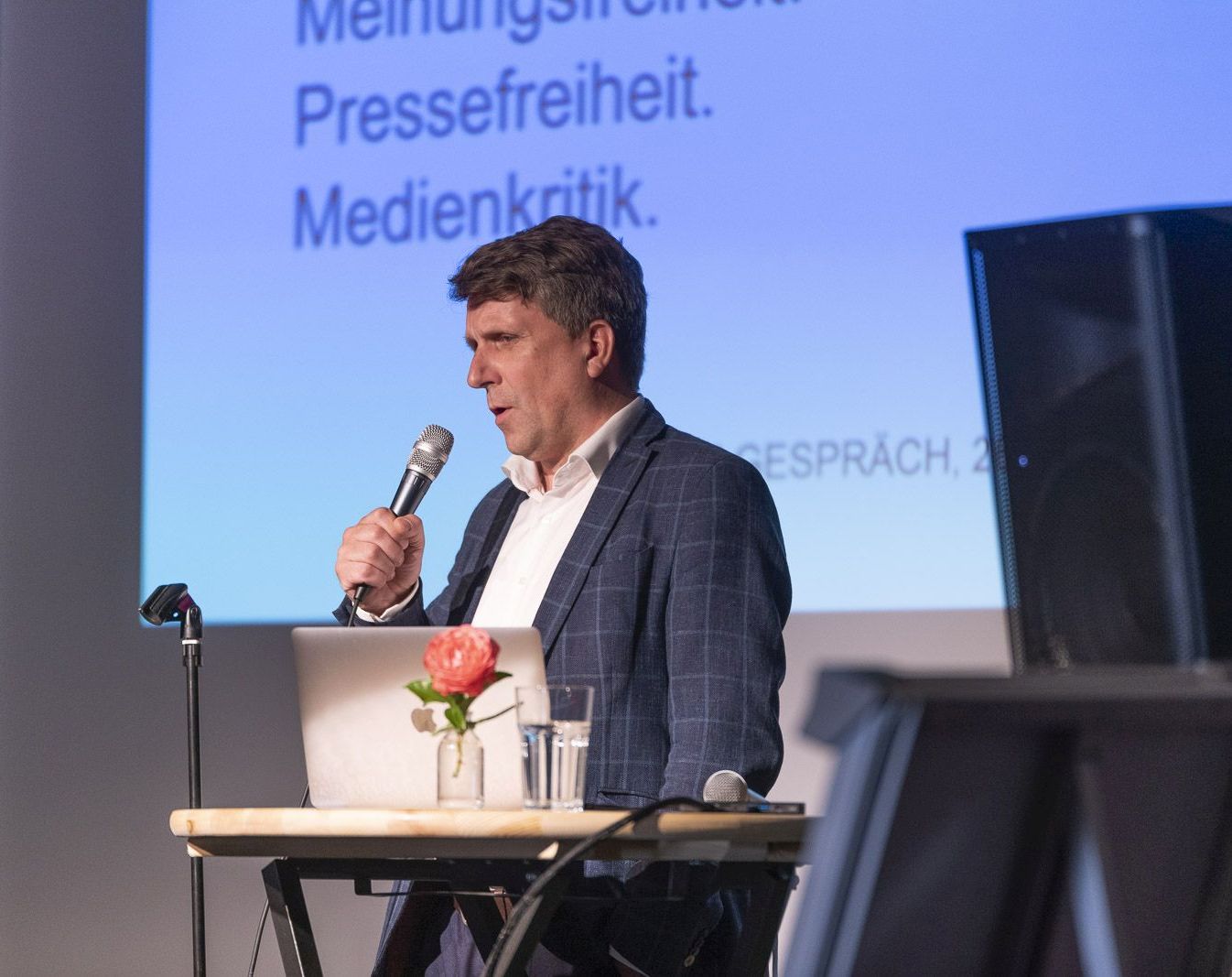 Prof. Dr. Mükke auf dem Podium in Pirna