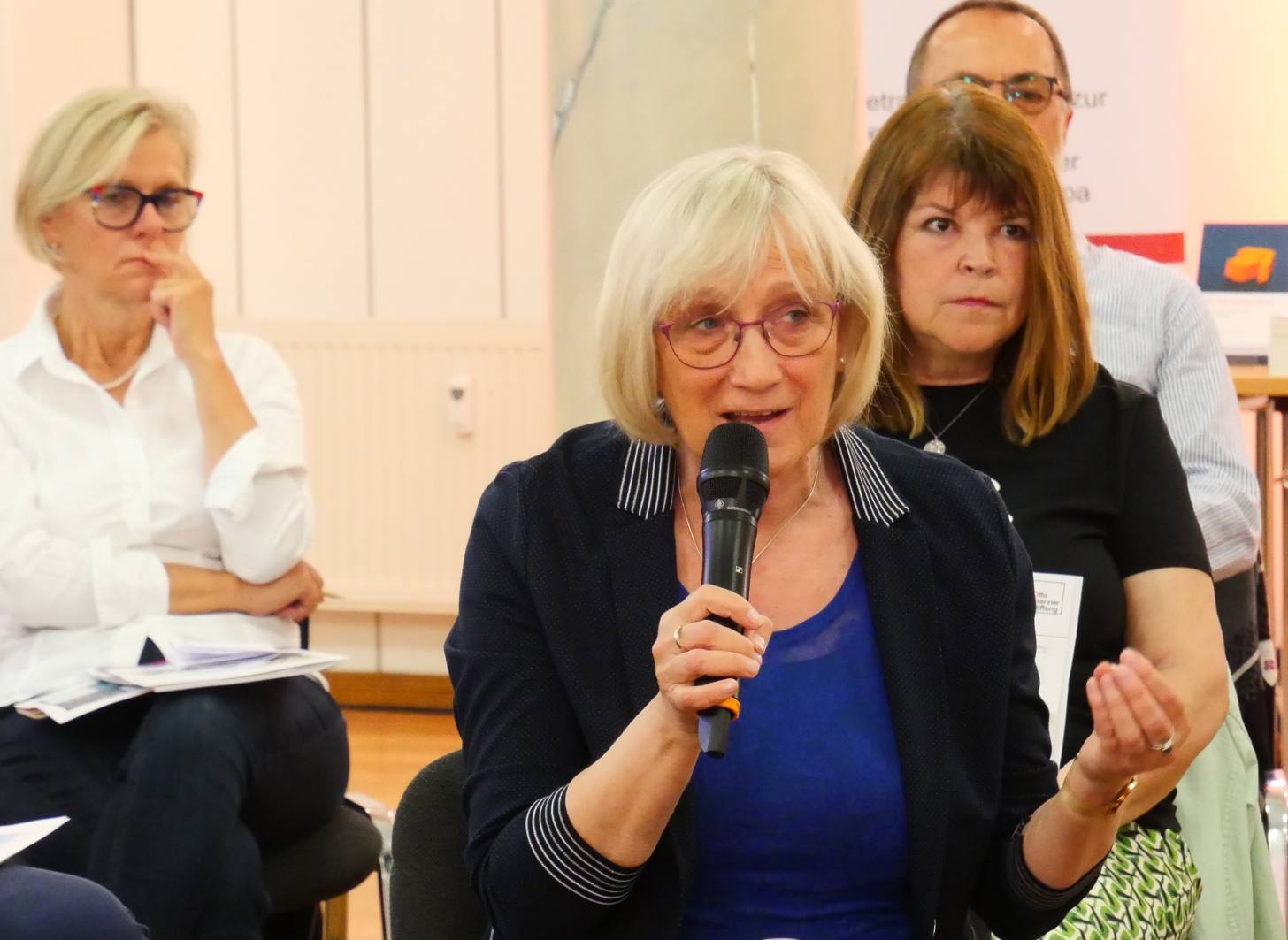 Prof. Dr. Mükke im Gespräch mit einer Teilnehmerin bei der Veranstaltung in Cottbus