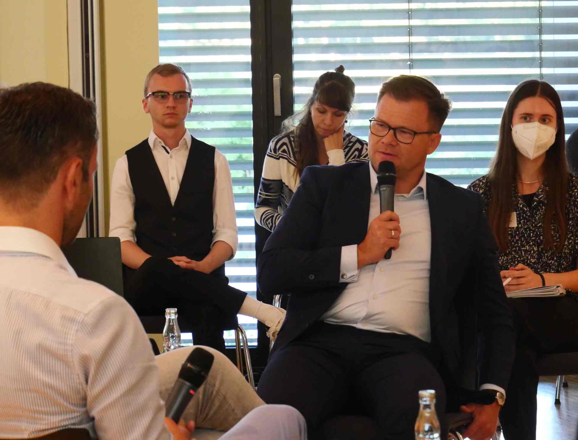 Carsten Schneider im Gespräch bei der Veranstaltung in Schwerin